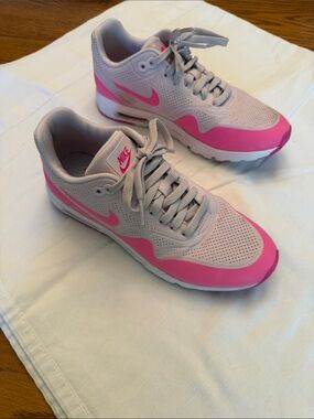 Nike Women’s Light Gray and Pink Athletic Sneakers